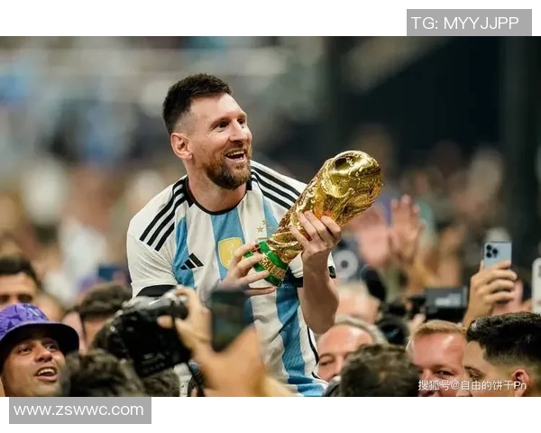 足球巨星的辉煌历程与成就解析：从梅西到C罗的传奇之路