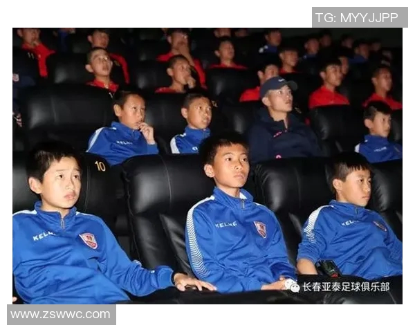 足球球星观看拉拉队精彩表演反应全记录瞬间引爆全场热情